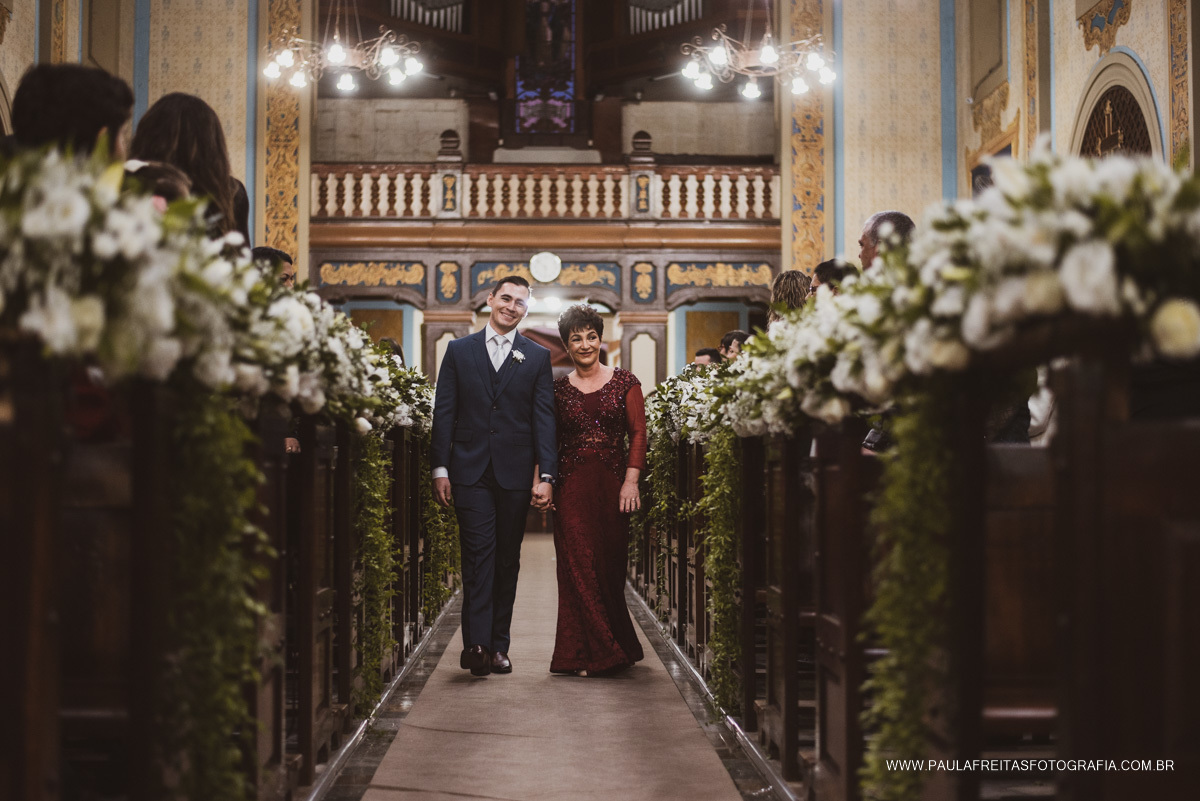 Noivo entrando na igreja em Guaratinguetá - São Paulo