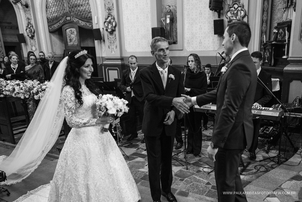 Noiva entrando na igreja