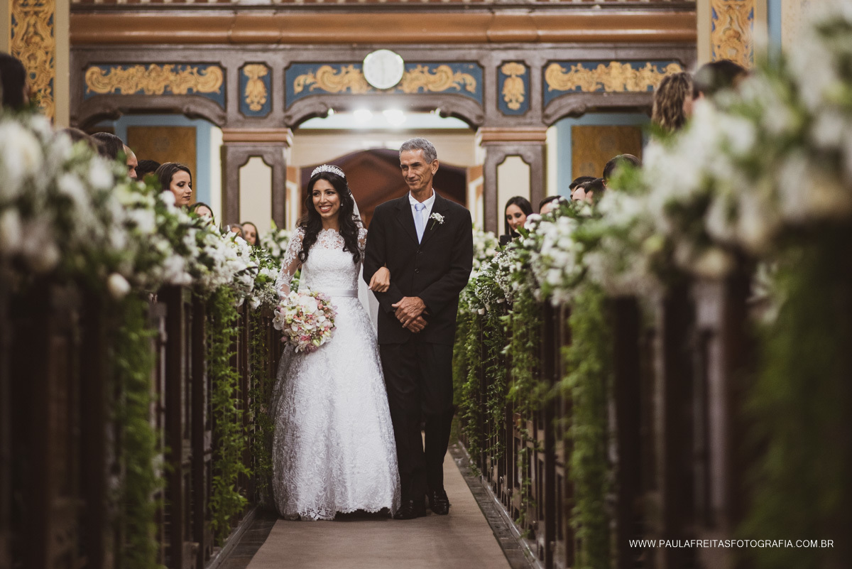 Noiva entrando na igreja em Guaratinguetá - São Paulo