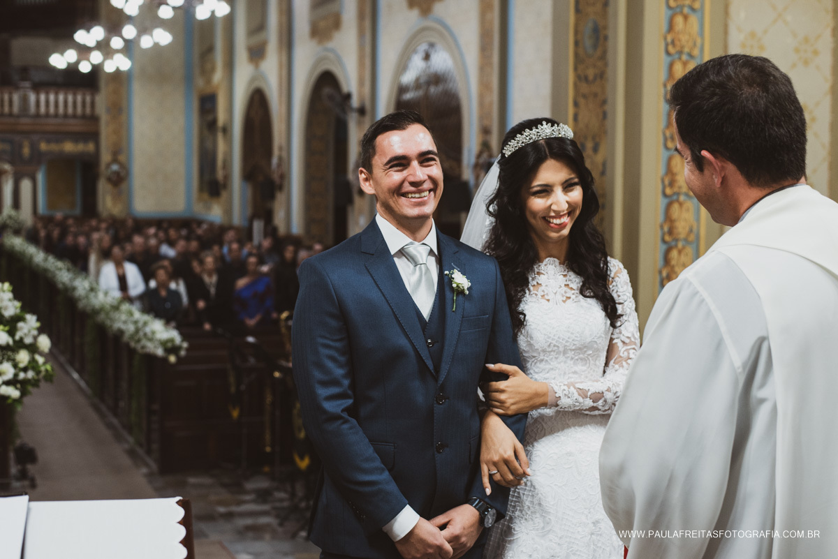 Noivos no altar na igreja Nossa Senhora das Graças em Guaratinguetá São Paulo