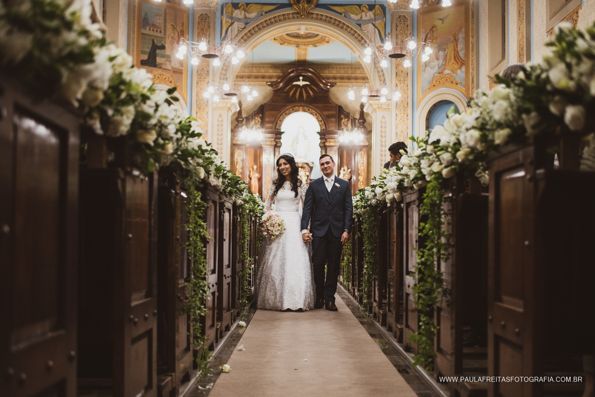 Noivos saindo da igreja em Guaratiguetá