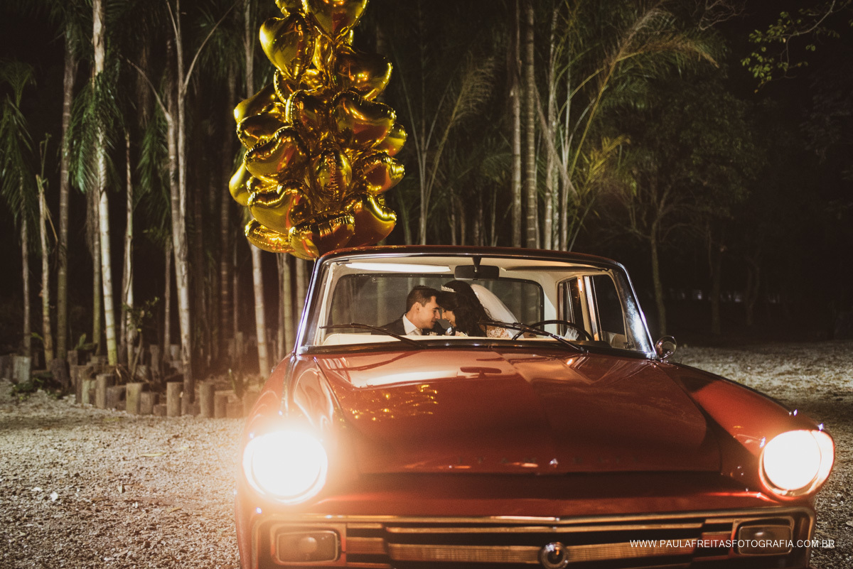 Carro antigo para noivos em casamento