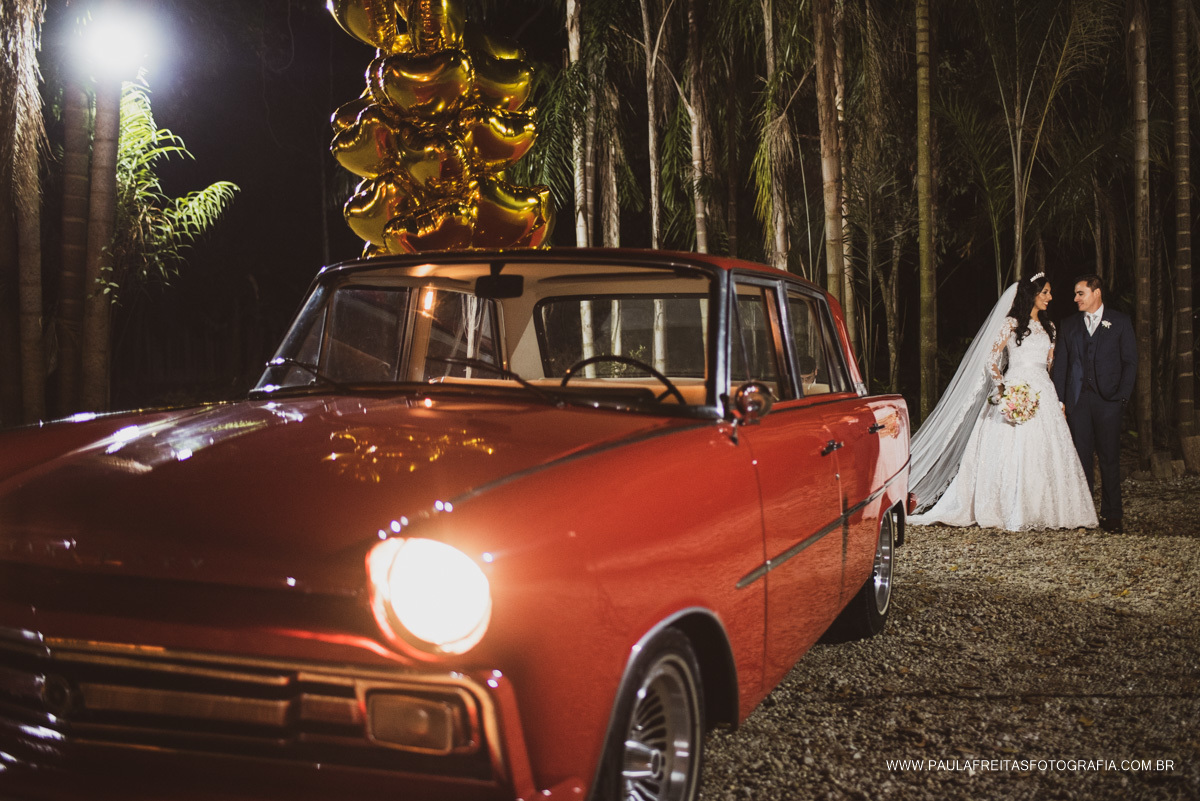 Carro antigo de noivos