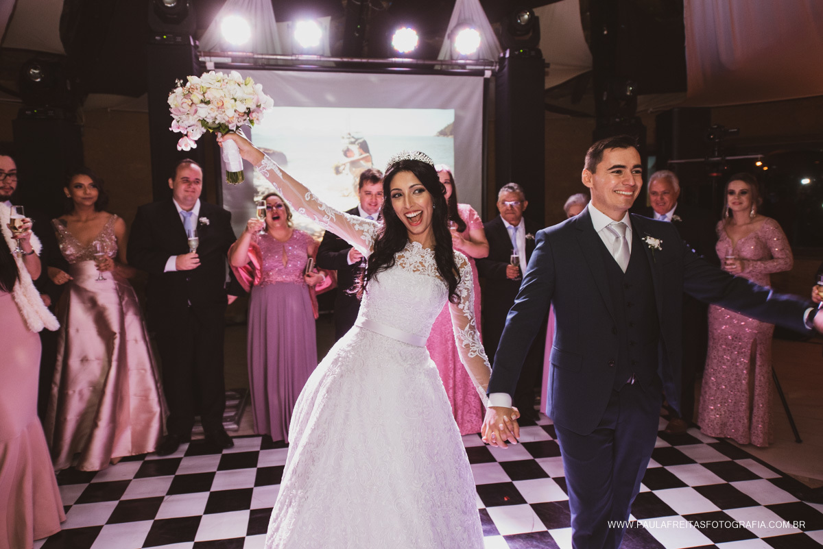 Noivos chegando na festa de casamento no Recanto Vip em Guaratinguetá São Paulo