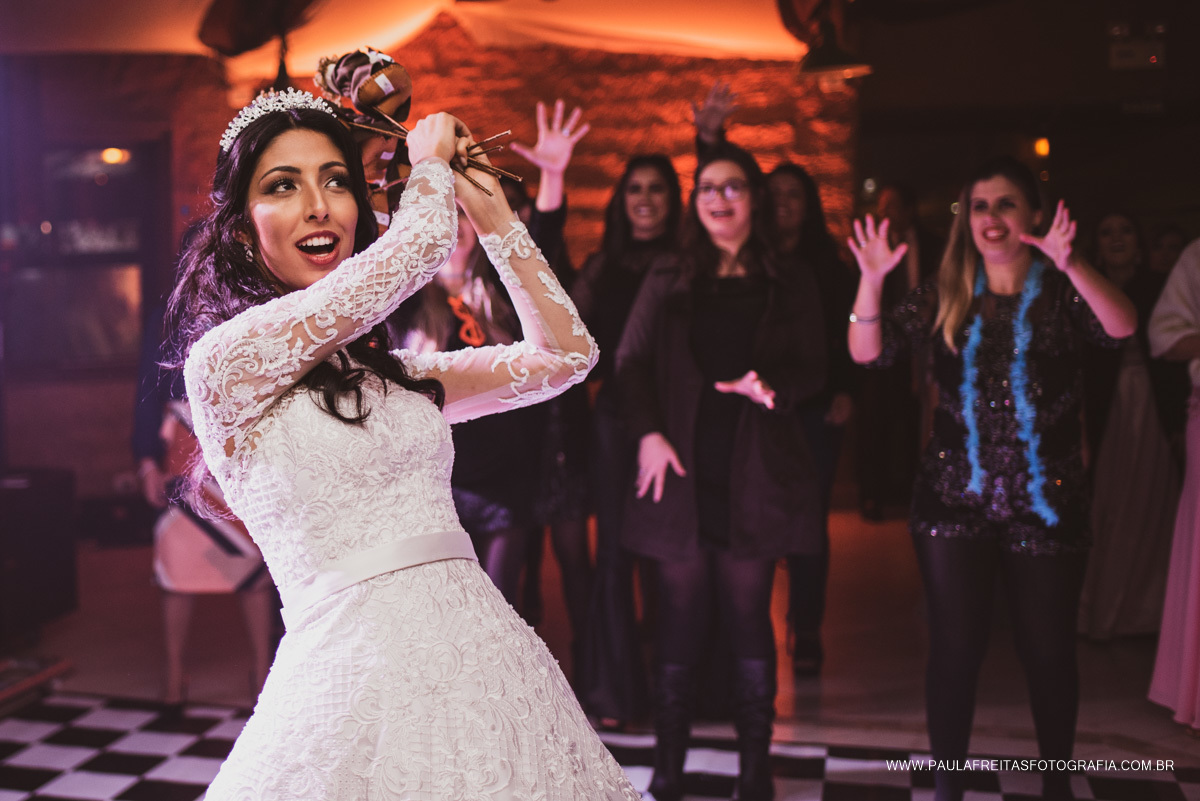 Noiva jogando o buquê