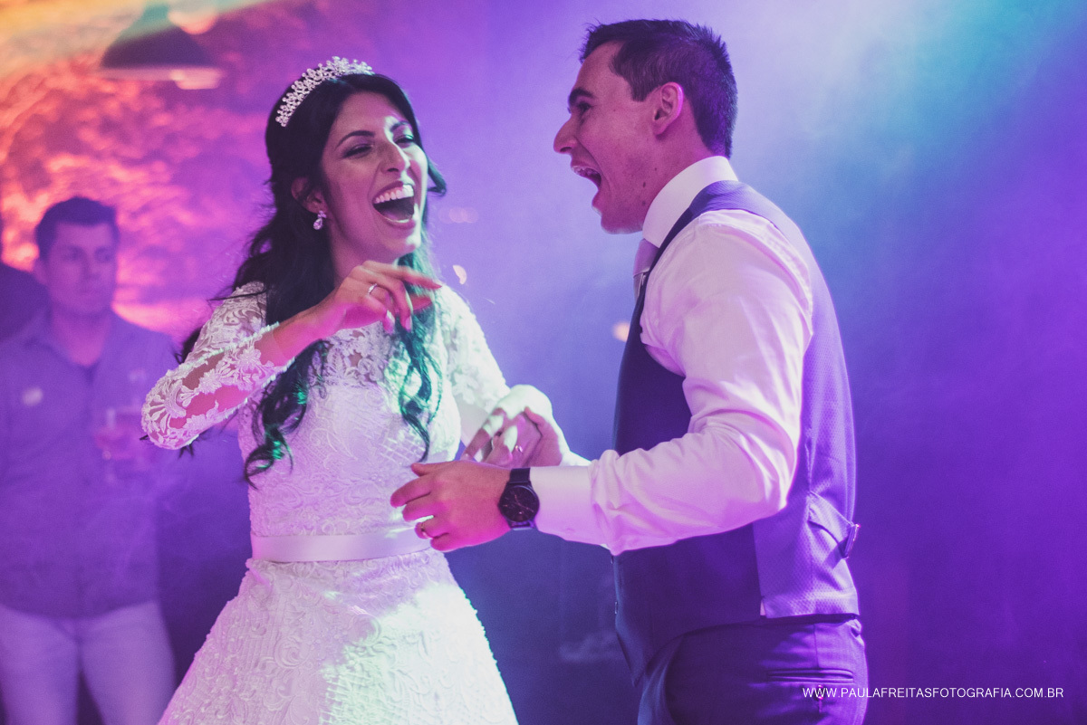 Noivos em festa de casamento