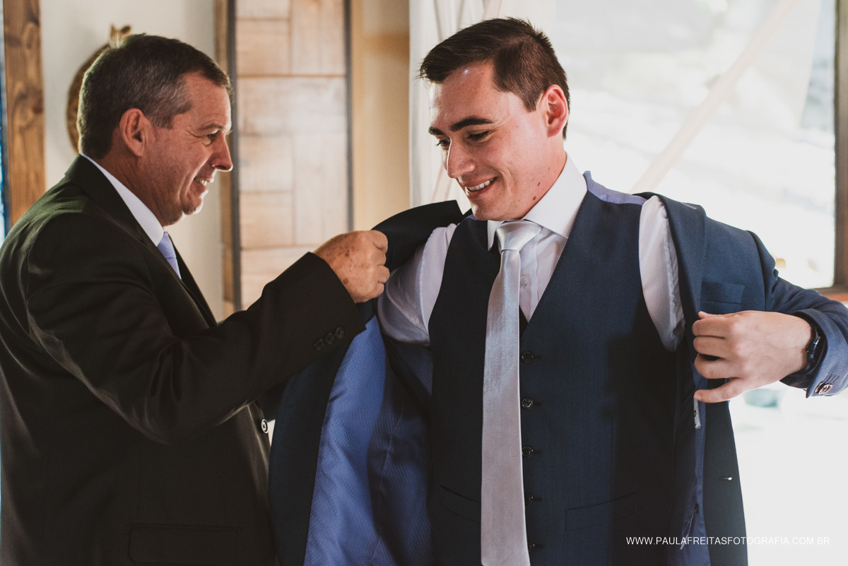 Noivo se arrumando com o pai em Guaratinguetá - São Paulo