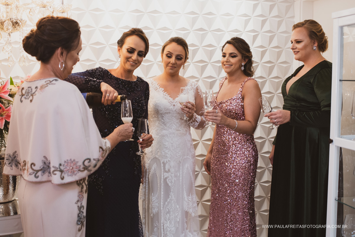 Brinde da noiva com as madrinhas antes do casamento