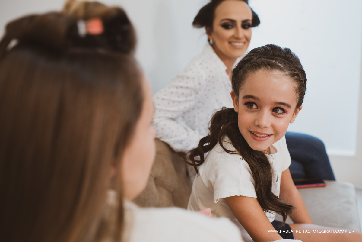 Dama de honra se arrumando para casamento
