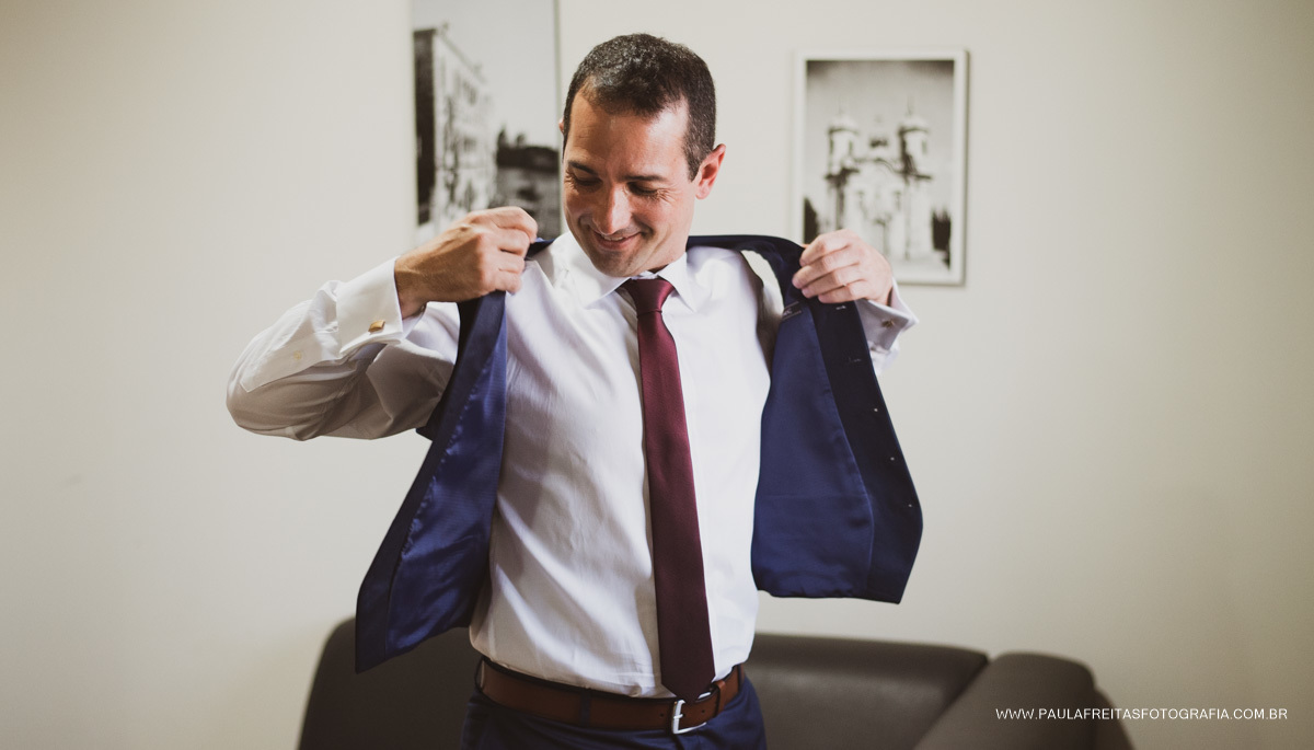 Noivo se arrumando para casamento