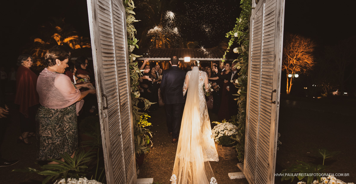 Noivos saindo do casamento