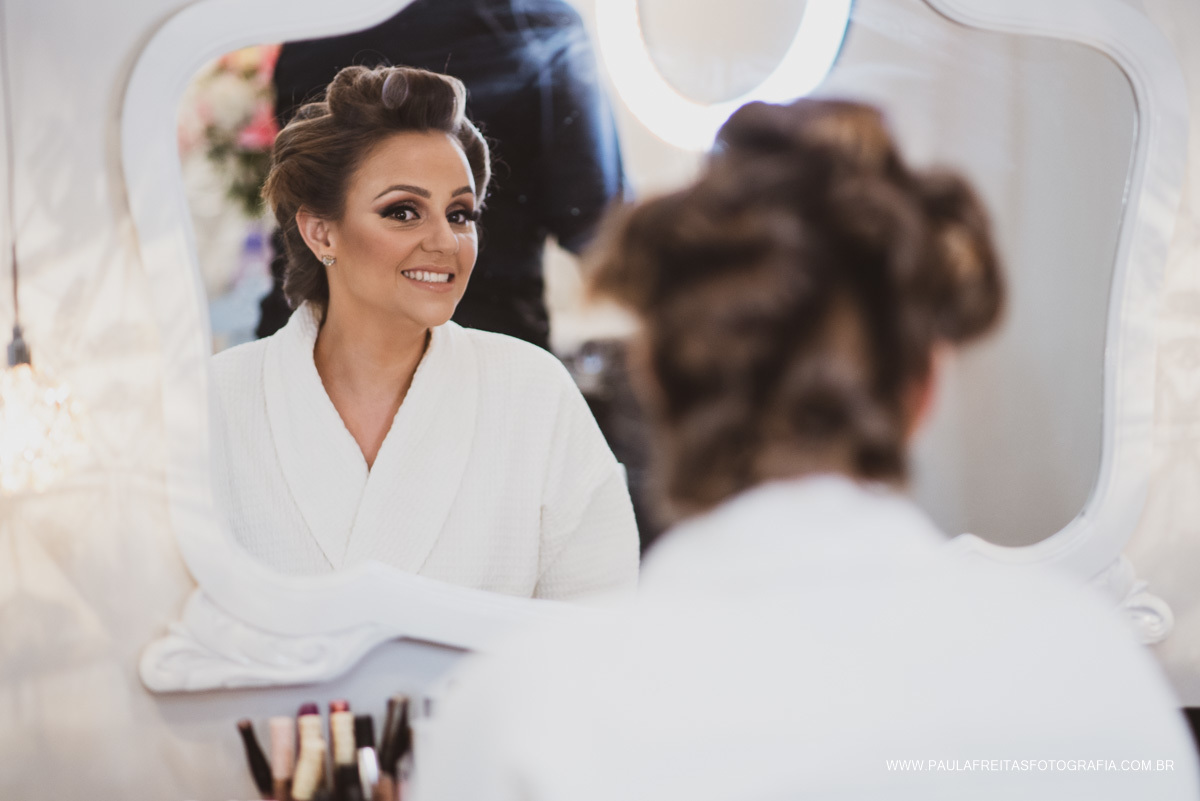 Noiva se arrumando para casamento