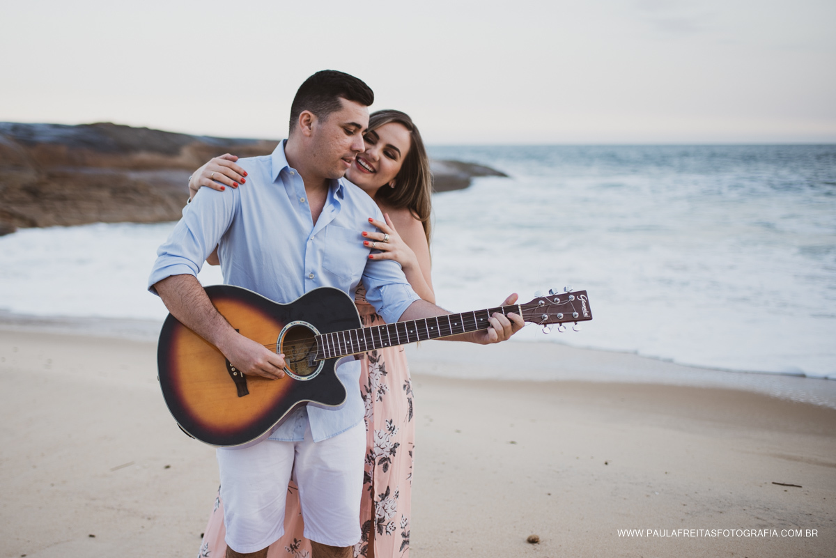 Ensaio de casal com violão na praia