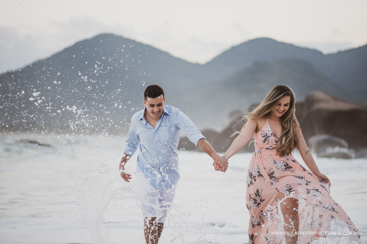 Noivos na praia em Paraty - RJ