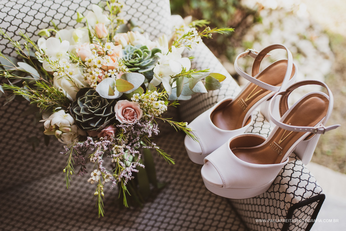 Sapato e buquê da noiva