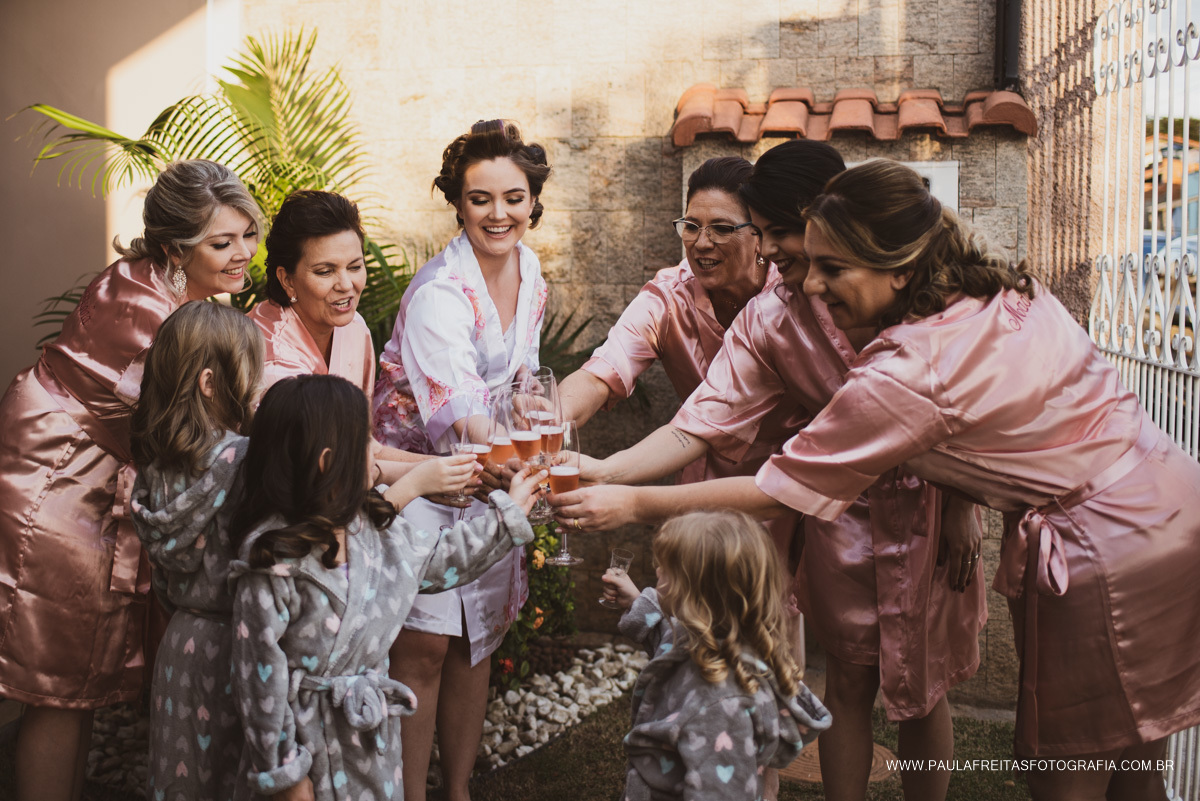 Brinde da noiva com as madrinhas no making off