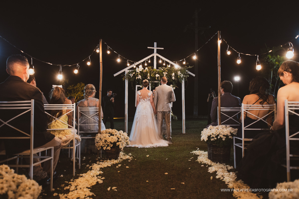 Decoração de casamento ao ar livre com luzes
