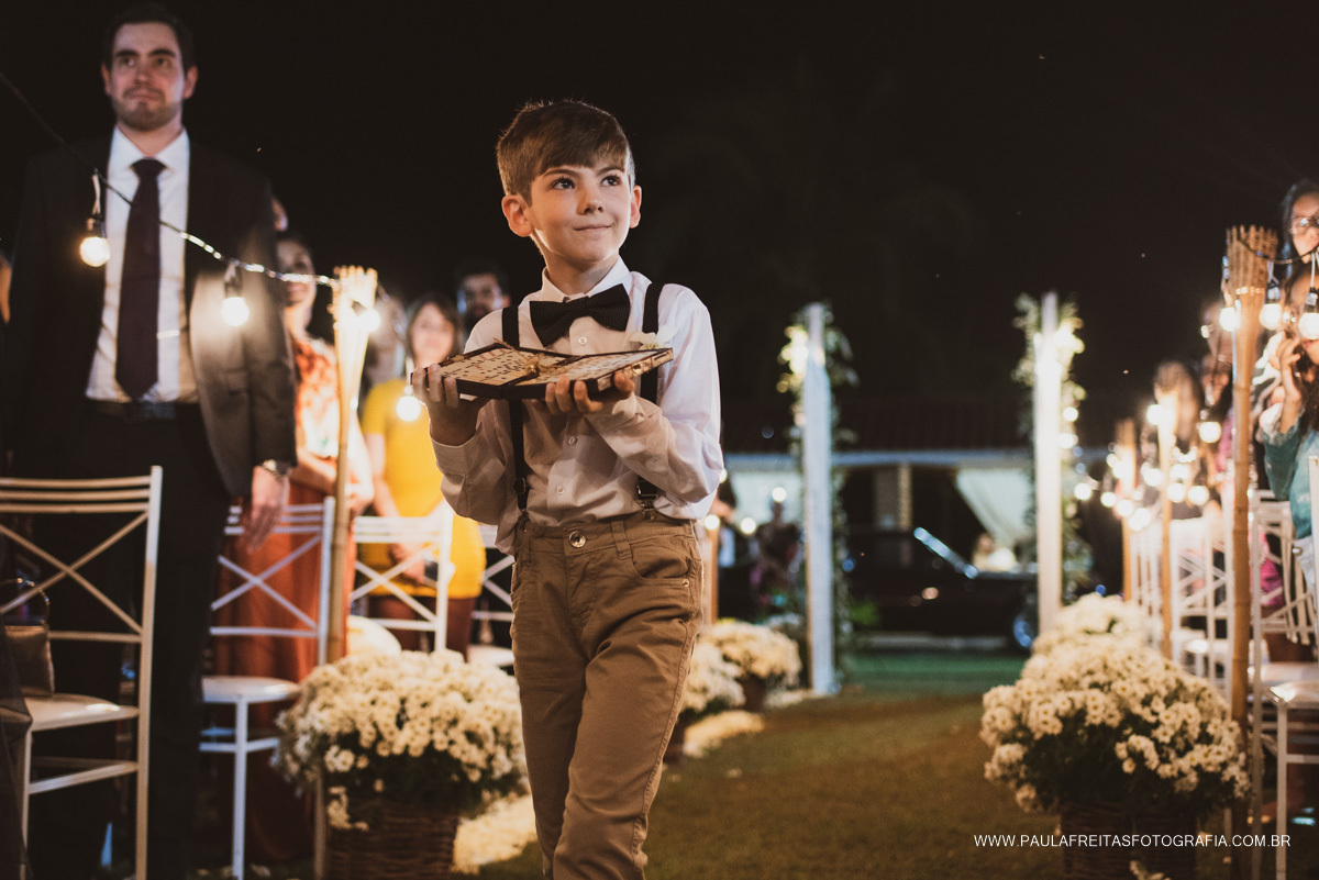 Pajem entrando na cerimônia de casamento