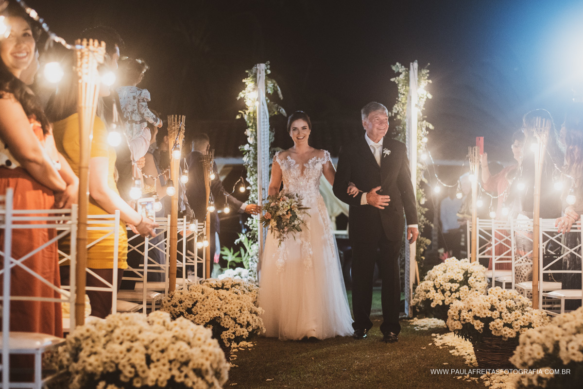 Noiva entrando na cerimônia ao ar livre