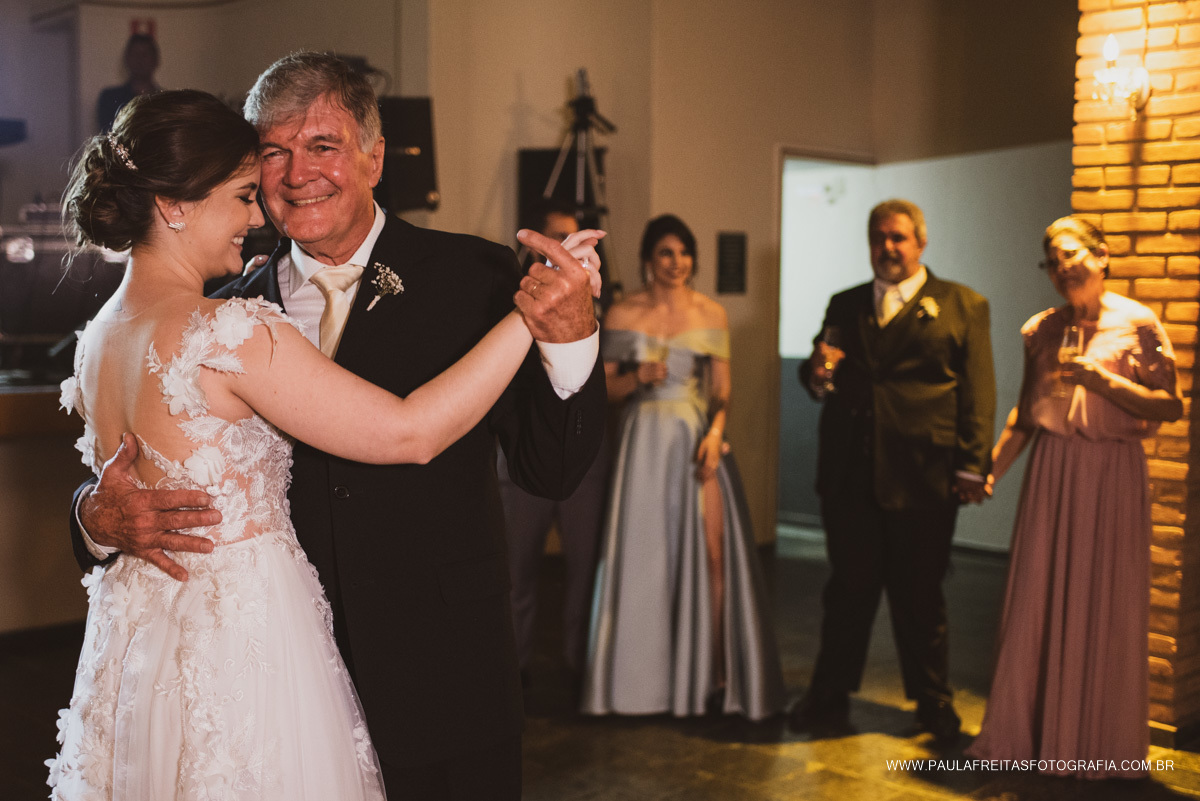 Noiva dançando com o pai no casamento