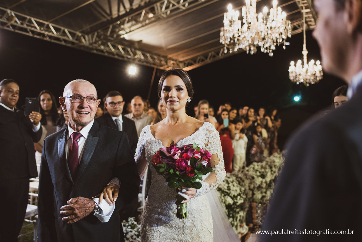 Noiva entrando em casamento ao ar livre
