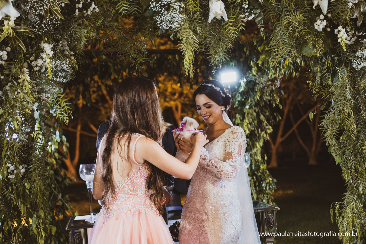 Dama de honra entrando com cachorro