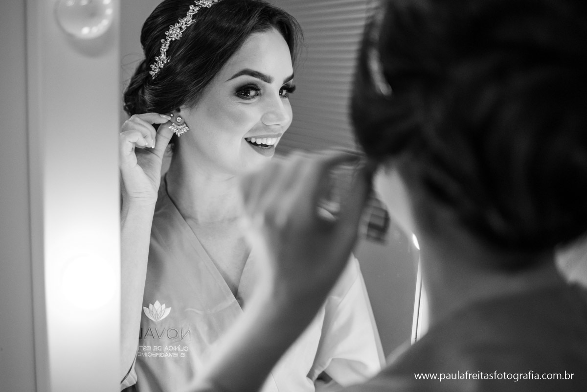 Noiva se arrumando para casamento