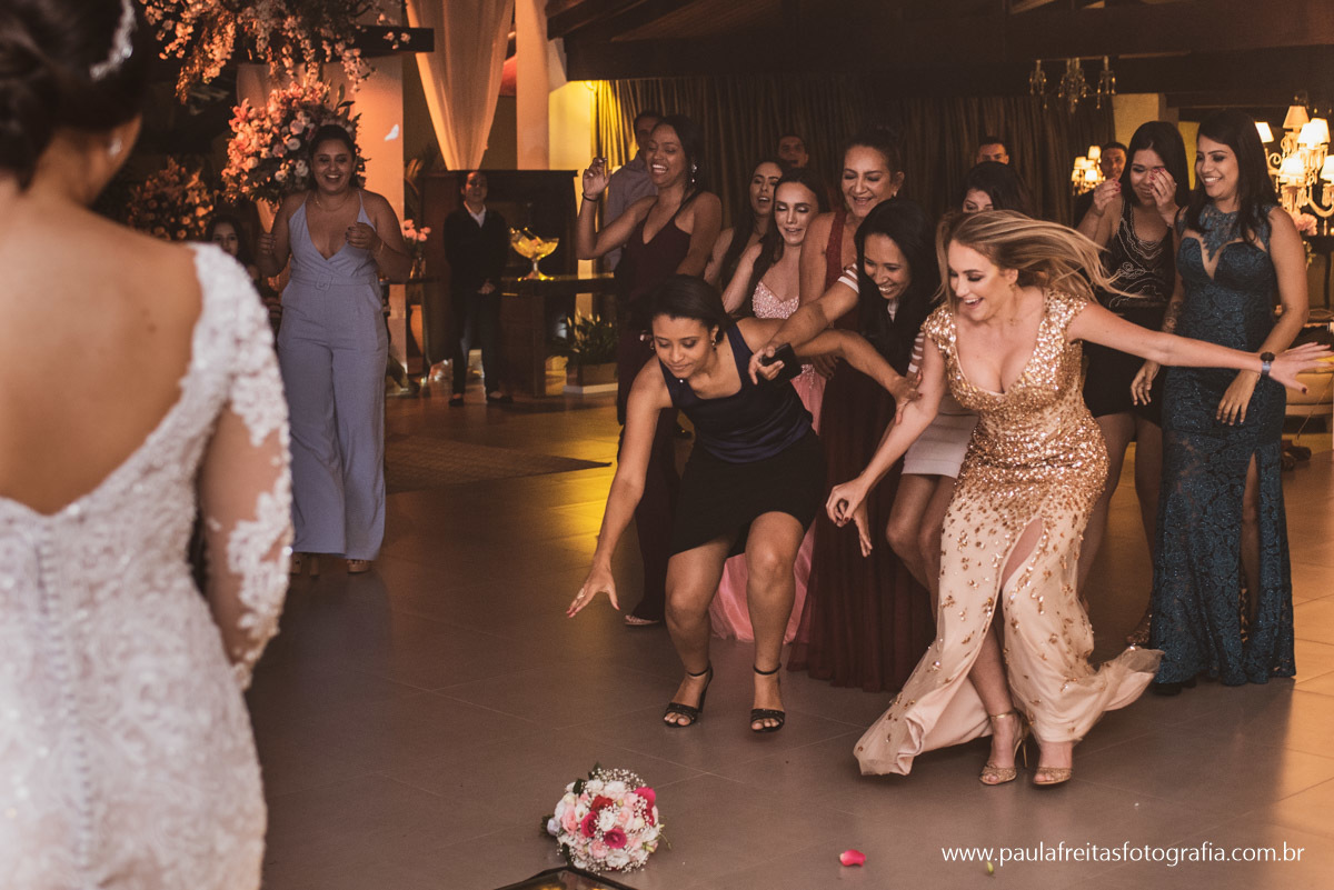 Noiva jogando o buquê