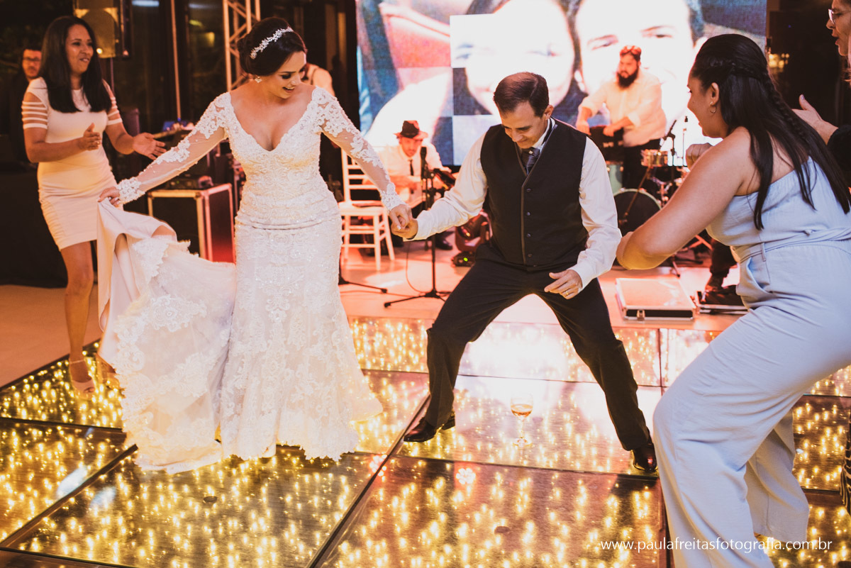 Noivos dançando em festa de casamento
