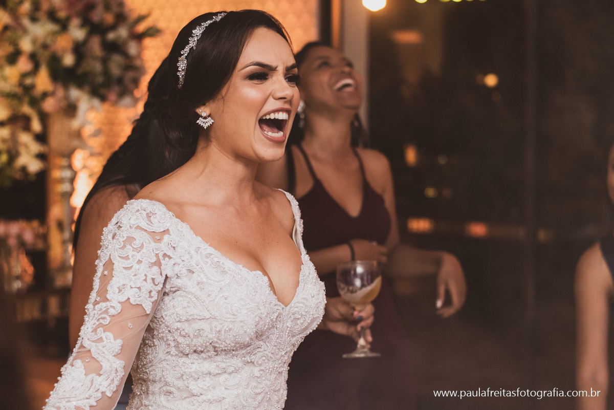 Noiva dançando em festa de casamento