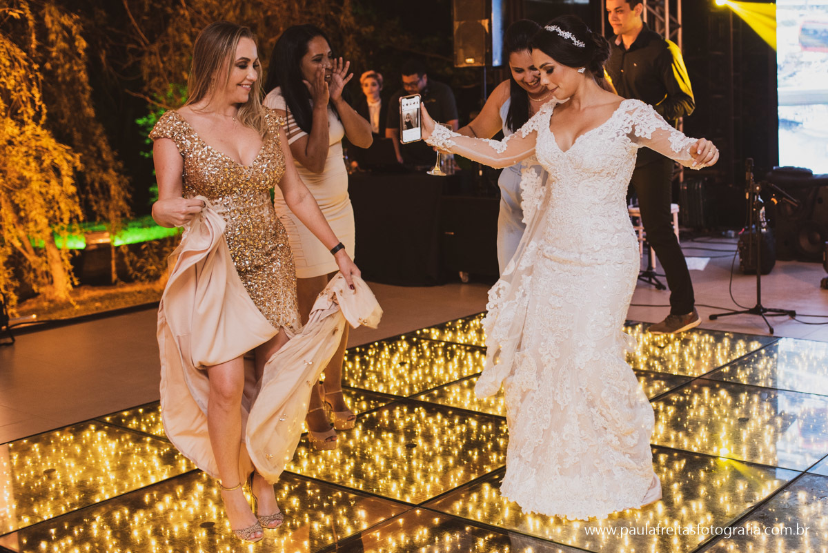 Noiva dançando em casamento no Recanto do Bosque