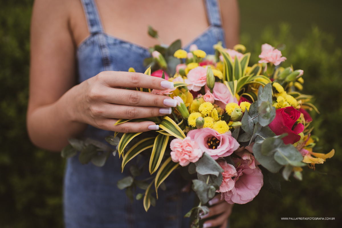 Buqê de noiva com flores coloridas