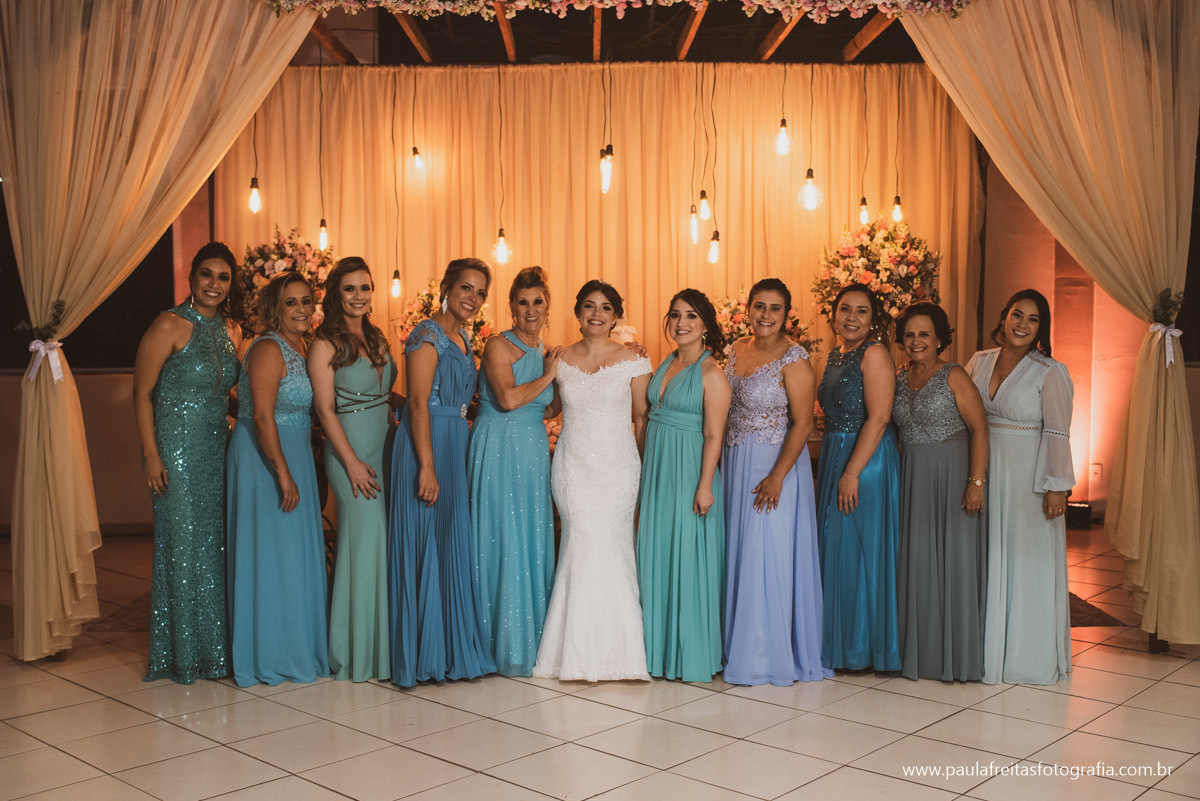 Madrinhas com vestidos em tons de azul