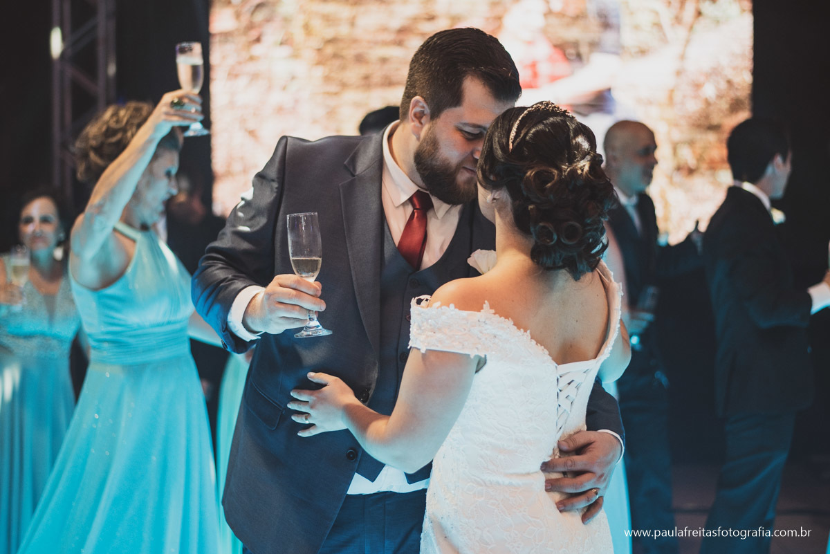 Noivos em festa de casamento