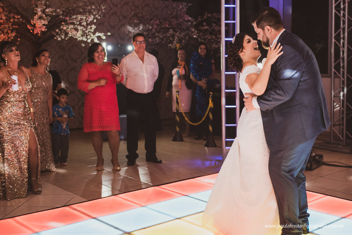 Noivos dançando em festa de casamento na ADC Embraer