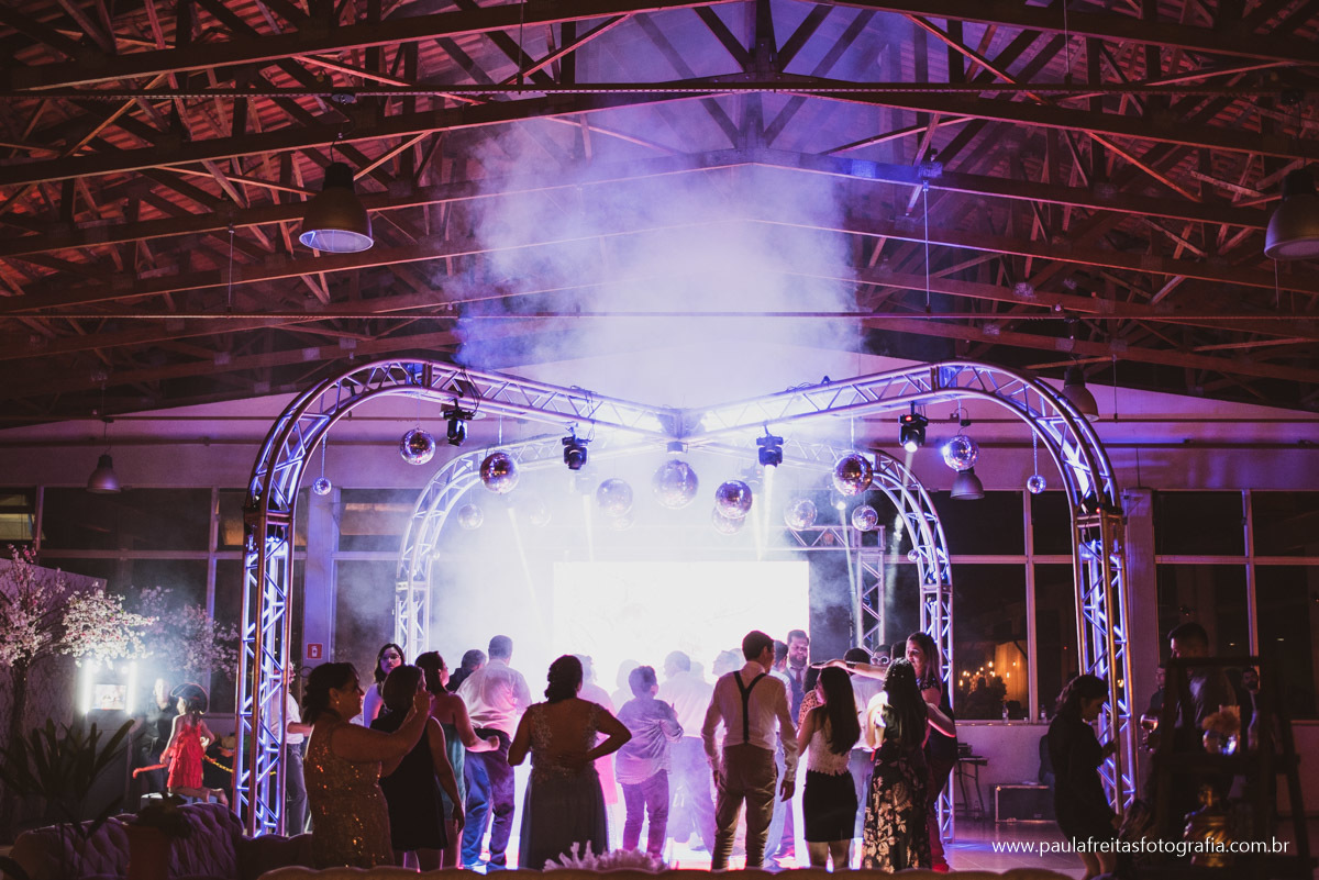 Festa de casamento com luzes na ADC Embraer