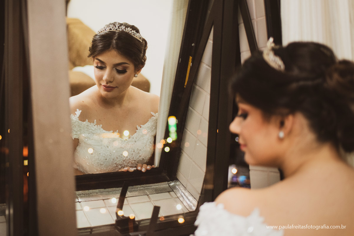 Vestido de noiva e tiara da noiva