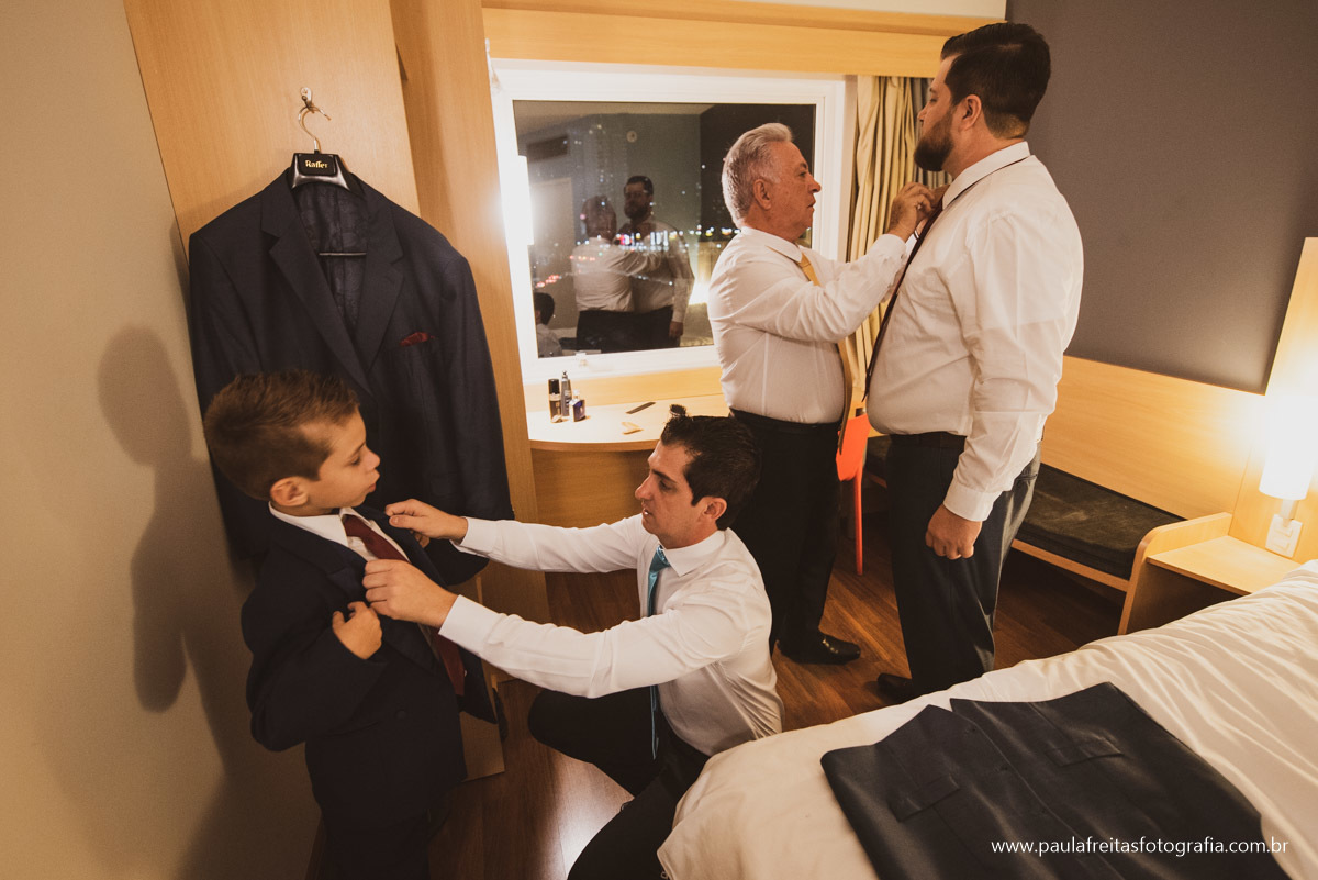 Noivo se arrumando para casamento