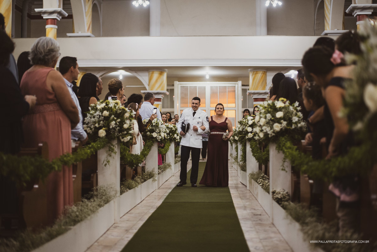 Noivo entrando na igreja SÃO BENEDITO. GUARATINGUETÁ, SP