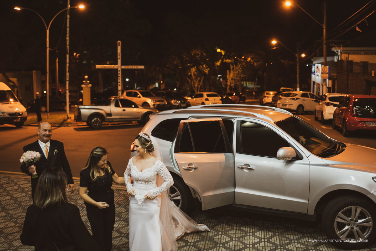 Noiva entrando na igreja