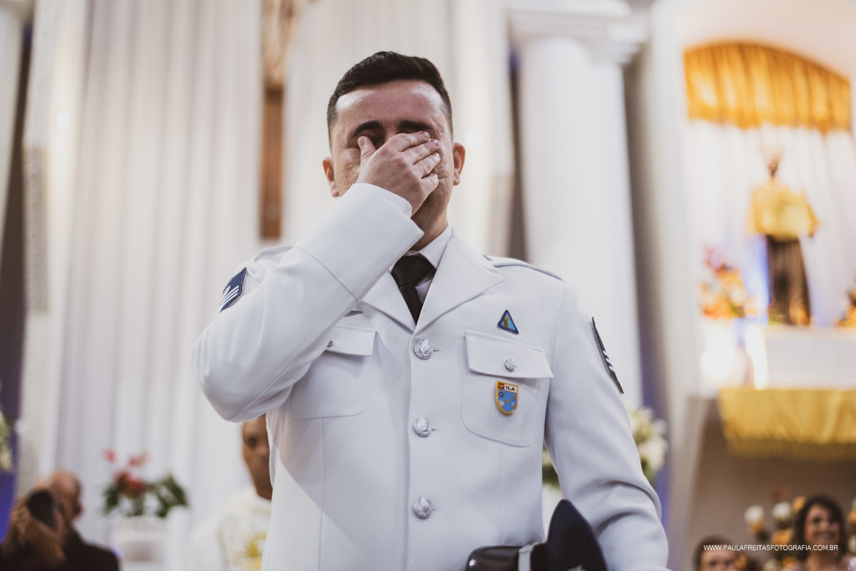 Noivo esperando a noiva entrar na igreja