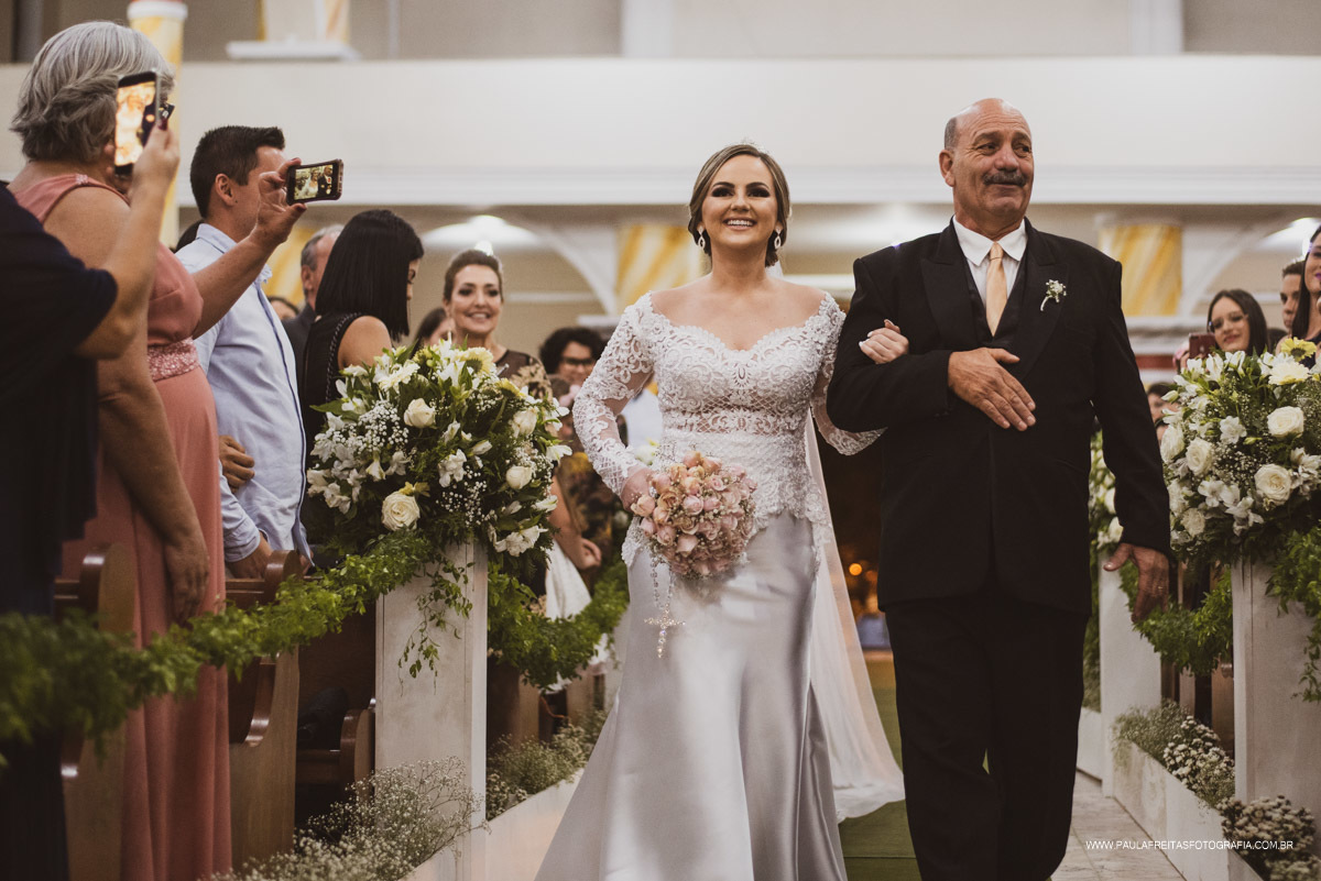 Noiva entrando com o pai na igreja