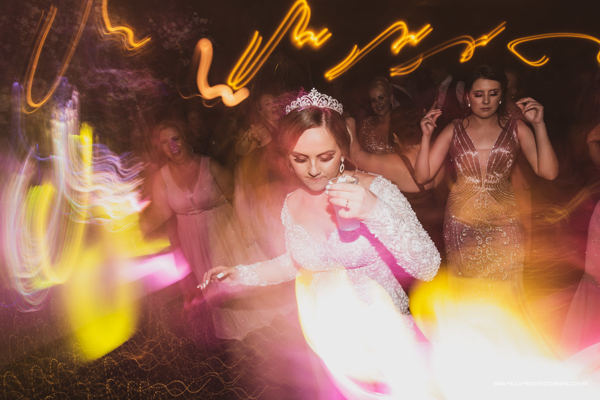 Noivos dançando na festa de casamento