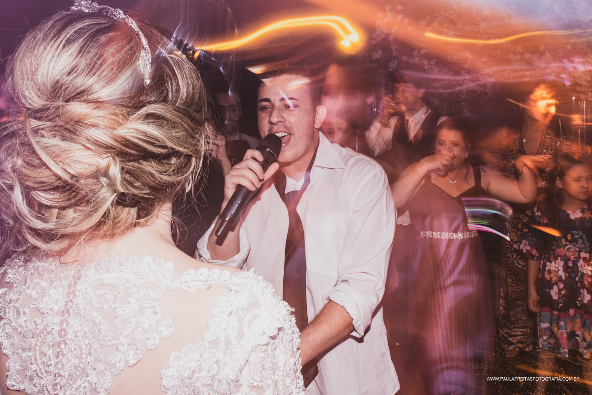 Noivo cantando para a noiva