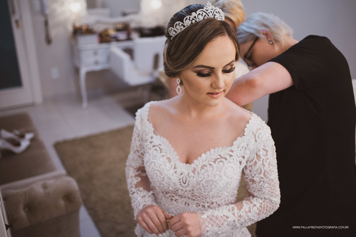 Vestido de noiva e tiara da noiva