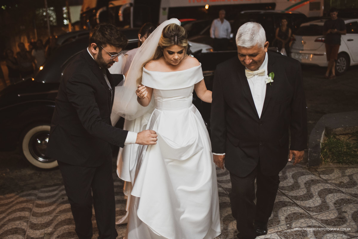 Noiva entrando na igreja Santo Antônio de Cachoeira Paulista