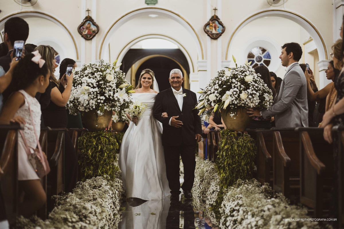 Noiva entrando na igreja