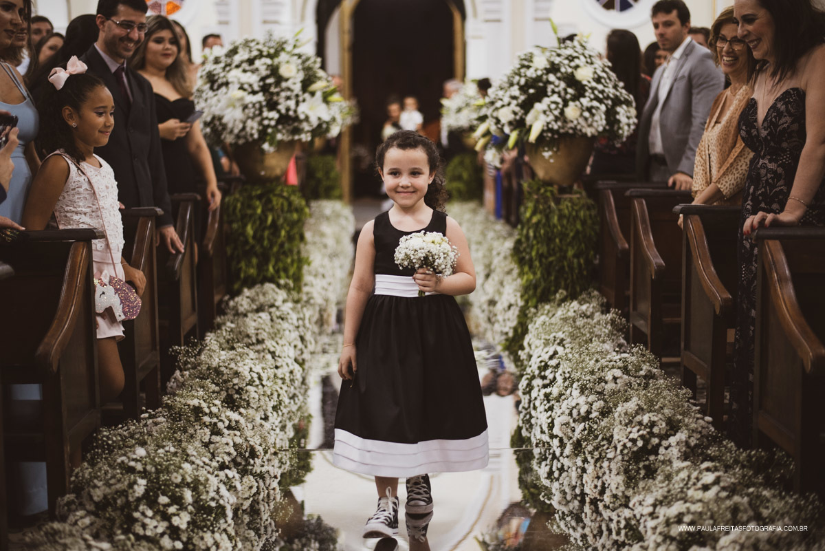 Dama de honra entrando na igreja