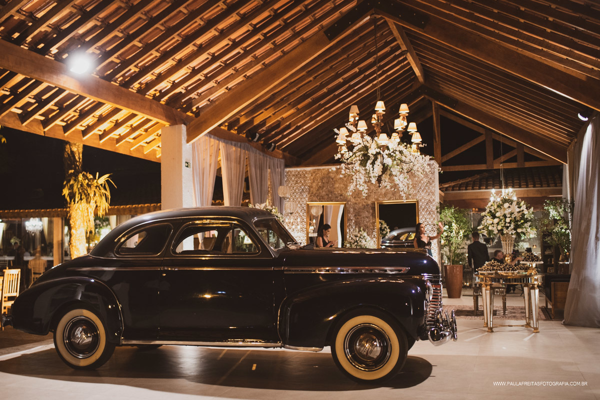 Carro antigo em casamento