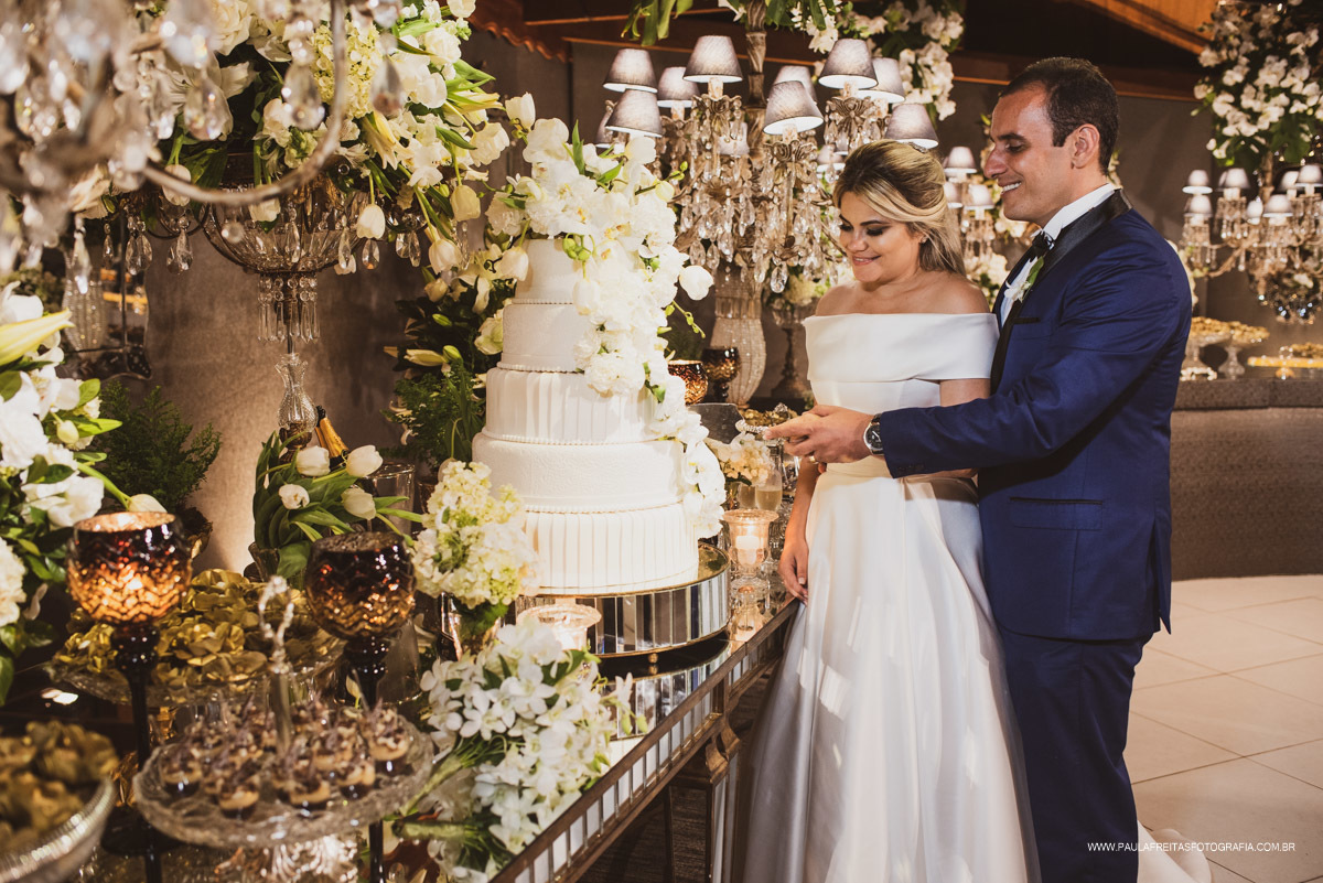 Noivos cortando o bolo